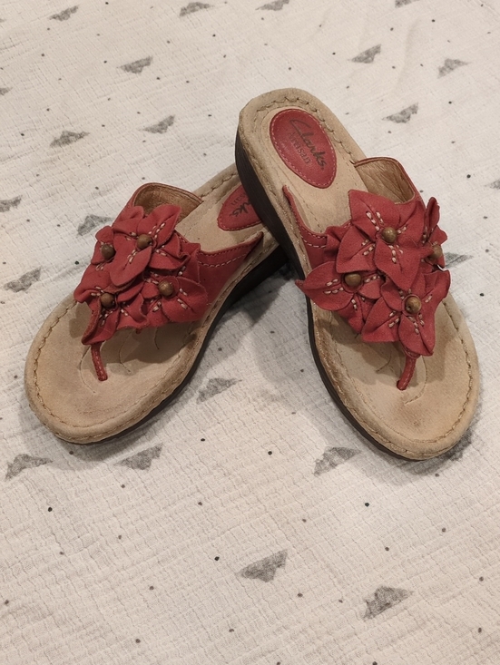 Clarks Shoes - ❤️😎🩴 Clarks Women’s Dusty Red Floral Leather Thong Sandals size 5.5 M ❤️😎🩴